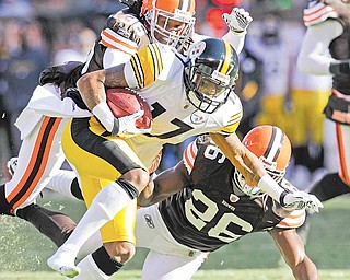 Pittsburgh Steelers wide receiver Mike Wallace (17) runs the ball against the Cleveland Browns in an NFL football game Sunday, Jan. 2, 2011, in Cleveland.