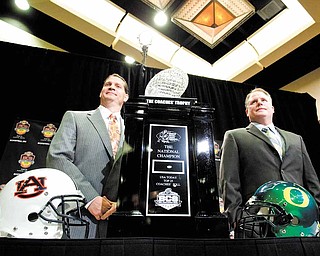 Oregon head coach Chip Kelly, right, and Auburn head coach Gene Chizik pose with the Coaches' Trophy during a news conference Sunday, Jan. 9, 2011, in Scottsdale, Ariz. Oregon faces Auburn in the BCS National Championship NCAA football game on Jan. 10 in Glendale, Ariz.