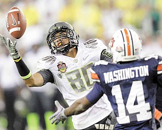 Oregon's Lavasier Tuinei (80) reaches out to make a catch as Auburn's Demond Washington, right, defends during the second half of the BCS National Championship NCAA college football game Monday, Jan. 10, 2011, in Glendale, Ariz.