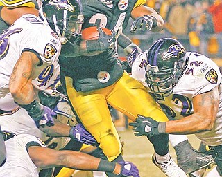 Pittsburgh Steelers running back Rashard Mendenhall (34) runs against Baltimore Ravens defensive tackle Lamar Divens, left, and linebacker Ray Lewis during the second half of an NFL divisional football game in Pittsburgh, Saturday, Jan. 15, 2011. The Steelers won 31-24 to advance to the AFC Championship game.