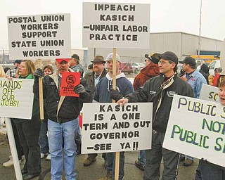 Kasich didn’t receive a warm reception from about 700 union members and their supporters who came to criticize his decision to support legislation that would end or limit collective bargaining for state employees.