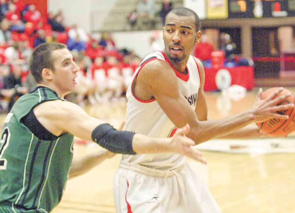 YSU's Damian Eargle passes around Green Bay's Daniel Turner during first half action Thursday.