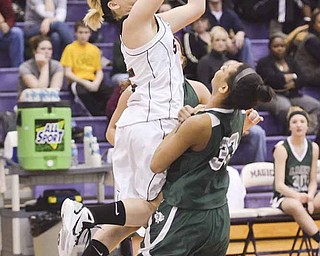 Struthers’ Marissa Hird, left, goes to the hoop against Mentor Lake Catholic’s Cheyenne Koubeck during the
Division II regional semifi nal on Tuesday night.