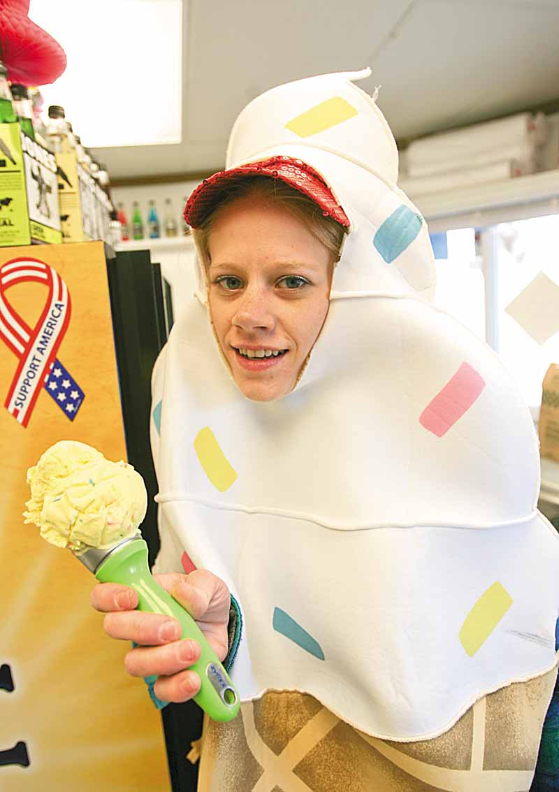 ROBERT K. YOSAY | THE VINDICATOR..NEWTON FALLS Ñ  Falls twistee treats - Broad Street in Newton Falls - General Manager Danielle Zimonra..-30-