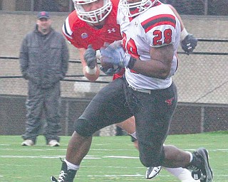 The White team’s Allen Jones (28), pursued by the Red’s Gannon Hulea (16), breaks away on a long run. Jones, a third-string running back, rushed 11 times for a game-high 159 yards, including a 94-yard TD early in the third quarter that showcased his breakaway speed.