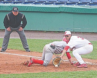Youngstown State first baseman Jeremy Banks scoops a throw while Illinois-Chicago baserunner Ryan Boss dives back during Sunday’s doubleheader at Eastwood Field in Niles. 
