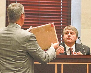 Assistant State Attorney Jeff Ashton, left, questions Dr. Arpad Vass, right, during Vass' testimony in the Casey Anthony trial at the Orange County Courthouse, Monday, June 6, 2011 in Orlando, Fla. Anthony, 25, is charged with killing her daughter Caylee in the summer of 2008. (AP Photo/Joe Burbank, Pool)