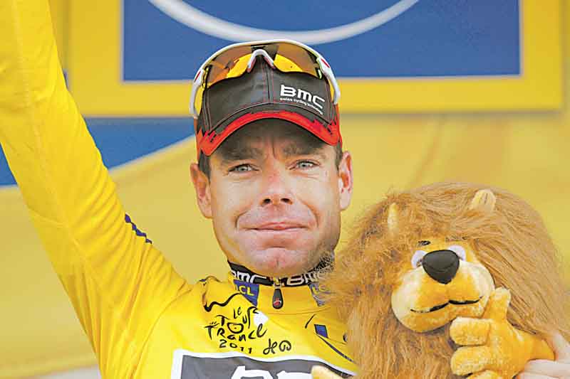 New overall leader Cadel Evans of Australia greets spectators on the podium of the 20th stage of the Tour de France cycling race, an individual time trial over 42.5 kilometers (26.4 miles) starting and finishing in Grenoble, Alps region, France (Foto vom 23.07.11). (zu dapd-Text) Foto: Christophe Ena/AP/dapd