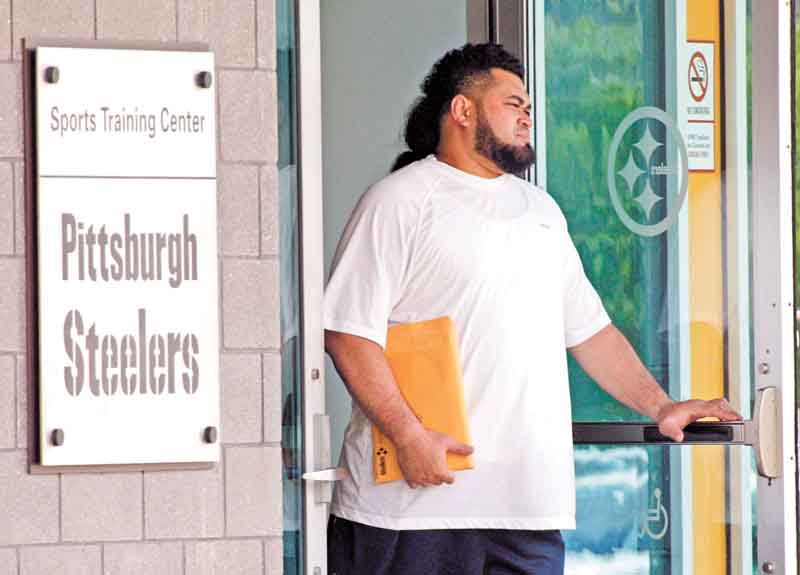 Pittsburgh Steelers offensive guard Chris Kemoeatu leaves the NFL football team's training facility in Pittsburgh on Tuesday, July 26, 2011. (AP Photo/Gene J. Puskar)