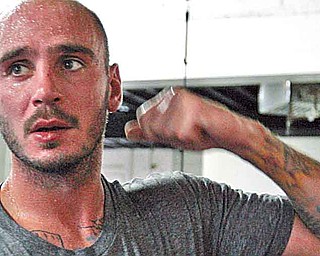 Boxer Kelly Pavlik works out