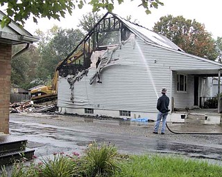 Linda Dorsey, left, watches as a crew from Holton Inc., of Lordstown,  .demolishes the house at 911 Landsdowne Ave. NW, where Linda's son,  .Derek Dorsey, Audrey Johnson, their children and two nieces died June  .16 in an accidental house fire. At right is Derek Dorsey's aunt, Rita  .Dorsey, right, and Derek's sister, Angela. Five local companies and  .the City of Warren contributed their services to remove the structure  .at no cost to the Dorsey family.