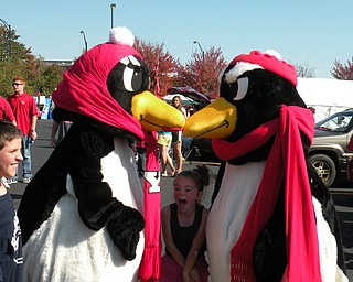 Pete and Penny kissing delights Mara Blanco