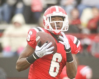 ROBERT K. YOSAY | THE VINDICATOR..Wide open easy catch as #6 Jelani Berassa pulls in the 69 yard pass for a TD  making it 21-0 ...YSU vs Western Illinois - homecoming at YSU and a win 56-14 ......-30