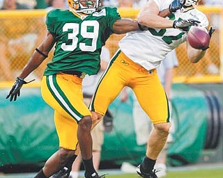 The Green Bay Packers’ Brandian Ross (39) breaks up a pass intended for Jordy Nelson during the team’s intrasquad scrimmage in Green Bay, Wis. Ross, who played at Youngstown State, is on Green Bay’s practice squad.