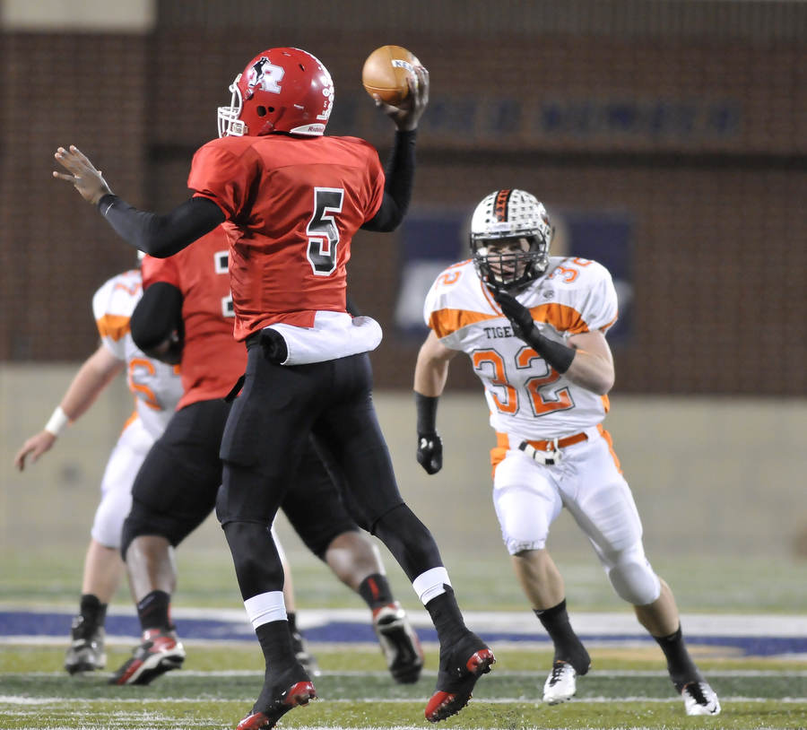 Howland linebacker #32 Daniel Russell puts pressure on Roosevelt quarterback #5 Brendan Cope.