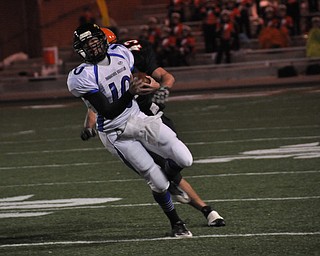 QB #10 Emmit Underwood scrambles away from Shadyside LB #43 DJ Shoemaker during the 2nd Quarter.