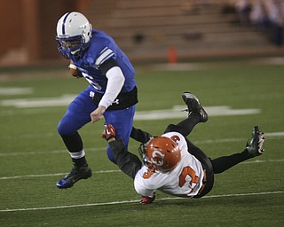 ROBERT K. YOSAY | THE VINDICATOR --..Regional Finals WR #6 QB Jeff Clegg runs through Shadyside 3 Dylan Merryman as he goes for a first down in the first quarter.--30-..(AP Photo/The Vindicator, Robert K. Yosay)