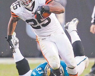 Cleveland Browns running back Chris Ogbonnaya (25) leaves Jacksonville Jaguars DT Tyson Alualu (93) in the
dust as he breaks a tackle during the fourth quarter of Sunday’s NFL game in Cleveland. Ogbonnaya rushed for
115 yards on 21 carries and a touchdown in the Browns’ 14-10 win over the Jaguars.