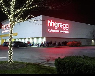 A line is starting to form at hhgregg but it's dwarfed by the Best
Buy line which is now behind the building