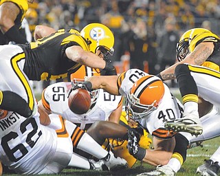 Cleveland Browns running back Peyton Hillis (40) is stopped short of the end zone by Pittsburgh Steelers inside linebacker James Farrior (51), left, and Pittsburgh Steelers inside linebacker Larry Foote (50) in the first quarter of the NFL football game Thursday in Pittsburgh. The Steelers won 14-3.