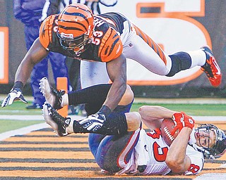 Houston wide receiver Kevin Walter falls into the end zone with a touchdown reception against Bengals linebacker Thomas Howard in the closing seconds of Sunday’s NFL game in Cincinnati. The Texans won, 20-19.