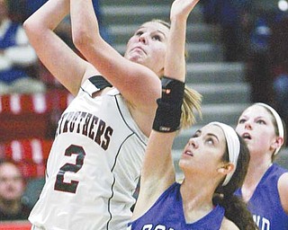 Struthers’ Ashley Hefferon shoots past Poland’s Abby Brenoel during the first quarter of Monday’s game at the Struthers Fieldhouse.