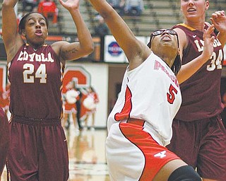 Youngstown State’s Kenya Middlebrooks (5) fi ghts for a loose ball against Loyola defenders Ayrealle Beavers (24) and Abby Skube (34) during the fi rst half of their basketball game Thursday at YSU’s Beeghly Center. The Penguins came up short against the Ramblers, losing 82-77.