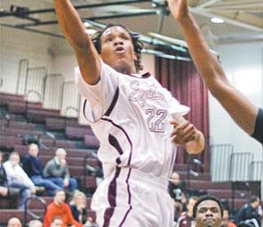 Boardman’s Deion Harris (22) goes in for a layup against Shaw defenders during the second period of a game Tuesday in Boardman.