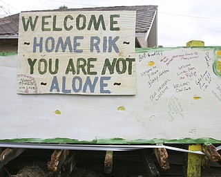 JESSICA M. KANALAS | THE VINDICATOR..A part of new Youngstown resident Rik Blake's home is turned into a welcome sign with positive comments and good luck wishes.