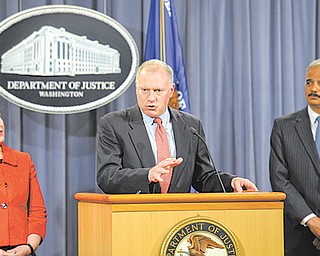 Attorney General Eric Holder, right, and Sharis Pozen, the Justice Department’s antitrust chief, left,
listen as Connecticut Attorney General George Jepsen speaks in Washington on Wednesday. The
Justice Department and several states have sued Apple Inc. and major book publishers, alleging a
conspiracy to raise the price of electronic books.