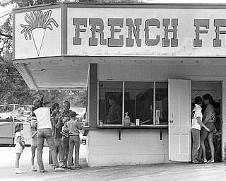 One of the most popular food stands at the park sold French fries. To this day, some Mahoning Valley restaurants try to imitate the taste of the park potatoes and call them Idora Park fries.
