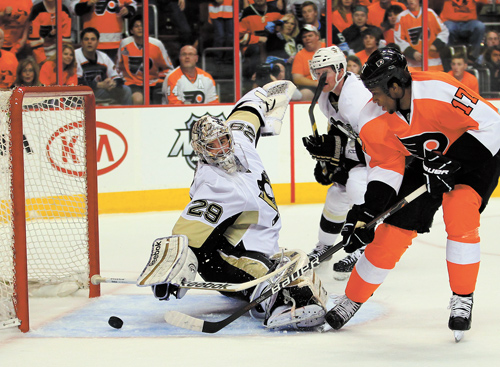 Philadelphia Flyers’ Wayne Simmonds, right, puts the puck past the reach of Pittsburgh Penguins goalie Marc-Andre Fleury for a goal during the second period of Game 3 in a first-round NHL Stanley Cup playoff series Sunday in Philadelphia.