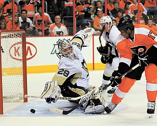 Philadelphia Flyers’ Wayne Simmonds, right, puts the puck past the reach of Pittsburgh Penguins goalie Marc-Andre Fleury for a goal during the second period of Game 3 in a first-round NHL Stanley Cup playoff series Sunday in Philadelphia.
