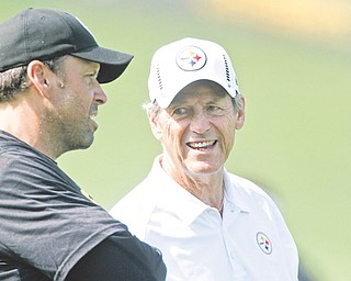 Pittsburgh Steelers offensive coordinator Todd Haley, left, talks with defensive coordinator Dick LeBeau during
practice at the Steelers’ training camp in Latrobe, Pa.