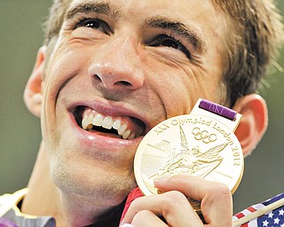 United States’ Michael Phelps poses with his gold medal for the men’s 4x200-meter freestyle relay swimming final at the Aquatics Centre in the Olympic Park during the 2012 Summer Olympics in London on Tuesday.