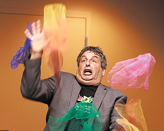 Jeff Raz, renowned juggler, actor, playwright and performer with Cirque du Soleil, had a juggling workshop at Oh WOW! The Roger & Gloria Jones Children’s Center for Science & Technology in downtown Youngstown. Raz performed Wednesday and showed center
members and guests his techniques.