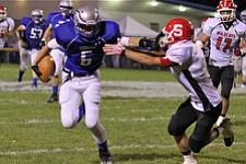 IMG 3591: Cole Bencetic (6) of Hubbard stiff arms Dalton Moore (3) of Struthers during the second halfÊof Friday nights matchup at Hubbard High School. ÊDustin Livesay Ê| ÊThe Vindicator Ê9/21/12 ÊHubbard, Ohio