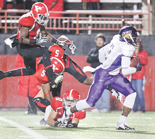 UNI’s Terrell Sinkfield breaks away from YSU defenders Donald D’Alesio (8), Jeremey Edwards (5) and Julius Childs for a first-quarter touchdown during last weekend’s game at Stambaugh Stadium. The Penguins will spend their open date working on defensive fundamentals.