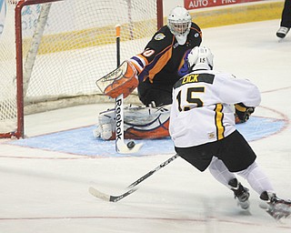 After a season as backup goalie to the Youngstown Phantoms’ Matt O’Connor, Sean Romeo (30) is ready to step
out into the spotlight as a starter. Romeo will be in goal today when the Phantoms open their fourth USHL season
against Omaha at the Covelli Centre.