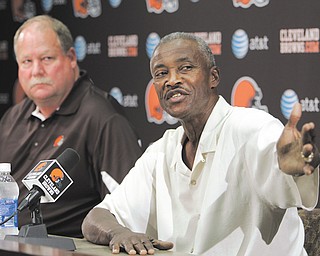Hall of Fame receiver Paul Warfield, right, gestures during a news conference with Cleveland Browns president Mike Holmgren when the team announced plans for its Ring of Honor. Warfield will receive a Pro Football Hall of Fame honor today in Warren.