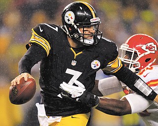 Steelers quarterback Ben Roethlisberger evades Kansas City outside linebacker Justin Houston in the first
quarter of the Steelers’ 16-13 OT win Monday in Pittsburgh. Roethlisberger did not escape Houston in the third quarter and suffered a shoulder injury that could sideline him for some time.