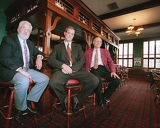 The Youngstown Club in the Commerce Building downtown is closing its doors. In the club’s Grill Room during
its better days are, from left, Bob Doyle, club membership director; Richard Keyse , club president; and David
Ventresco , general manager.