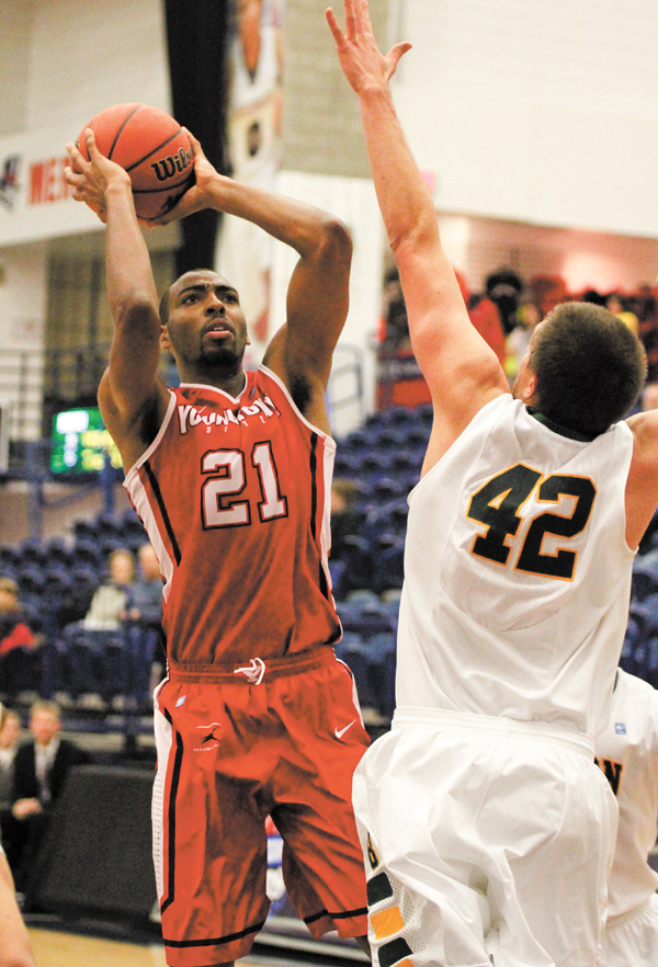 Youngstown State’s Damian Eargle (21) shoots over North Dakota State’s Marshall Bjorklund (42) during the second half of Monday’s game at Duquesne University’s Palumbo Center in Pittsburgh. Eargle finished with eight points and six rebounds in Youngstown State’s 83-80 overtime loss against the Bison.