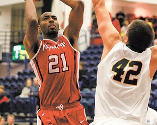 Youngstown State’s Damian Eargle (21) shoots over North Dakota State’s Marshall Bjorklund (42) during the second half of Monday’s game at Duquesne University’s Palumbo Center in Pittsburgh. Eargle finished with eight points and six rebounds in Youngstown State’s 83-80 overtime loss against the Bison.