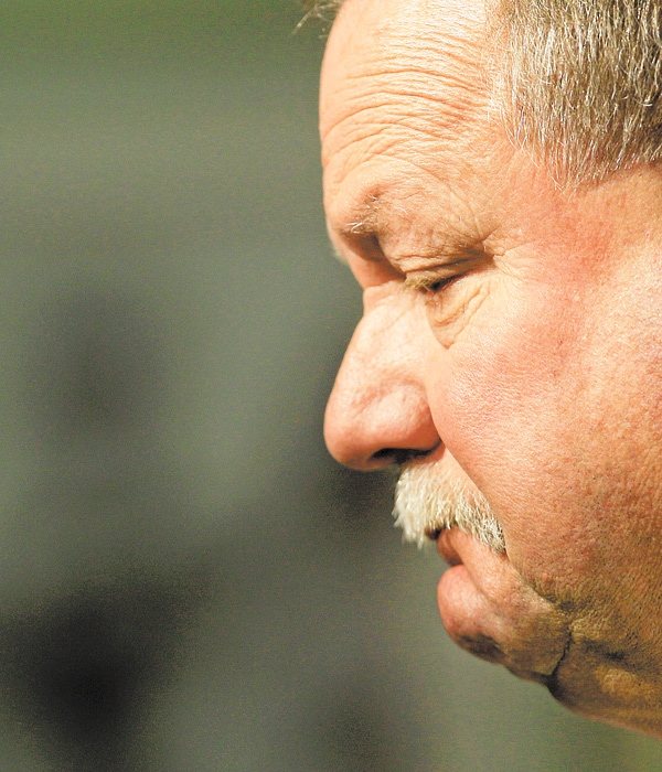 Former Cleveland Browns president Mike Holmgren is leaving the team immediately rather than stay on as an adviser.