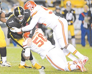 Pittsburgh Steelers quarterback Ben Roethlisberger participated in his first serious workout with the team Wednesday since injuring a shoulder and dislocating a rib after being sacked by Tamba Hali and Justin Houston during a game against the Kansas City Chiefs. A little rusty, Roethlisberger threw a dozen passes to show he is making progress.