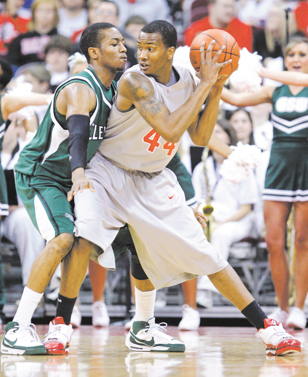 Cleveland State’s D’Aundray Brown guards Ohio State’s William Buford during a game in Columbus. His defense is what got Brown, an Ursuline grad, into the NBA’s D-League with the Canton Charge.