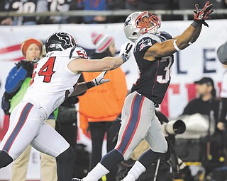 New England Patriots running back Shane Vereen (34) catches a 33-yard touchdown pass against Houston Texans linebacker Barrett Ruud during the second half of the AFC divisional playoff Sunday in Foxborough, Mass. Vereen scored three times for the Patriots, who bested the Texans, 41-28.