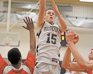 Brookfield’s Jeremy Quinlan (15) scores a layup over LaBrae’s Carl Brown, left, during Tuesday’s basketball game at Brookfield. Quinlan scored a game-high 25 points in the Warriors’ 66-61 victory.
