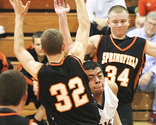 William d Lewis the Vindicatore Springfield's Jared McTigue(32) and Brandon Chamberlain(34) sandwich Ridges Brandon Perkinsduring 1 rst half action Tuesday at Ridge.